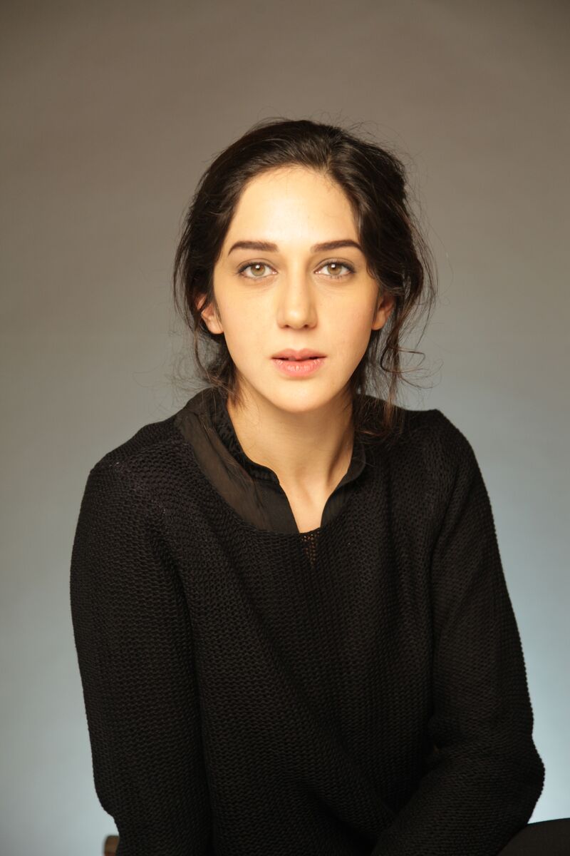 Kievdagi transvestitlar va krossdresserlar Onlayn porno: qizlar belbogli yigitni sikishadi