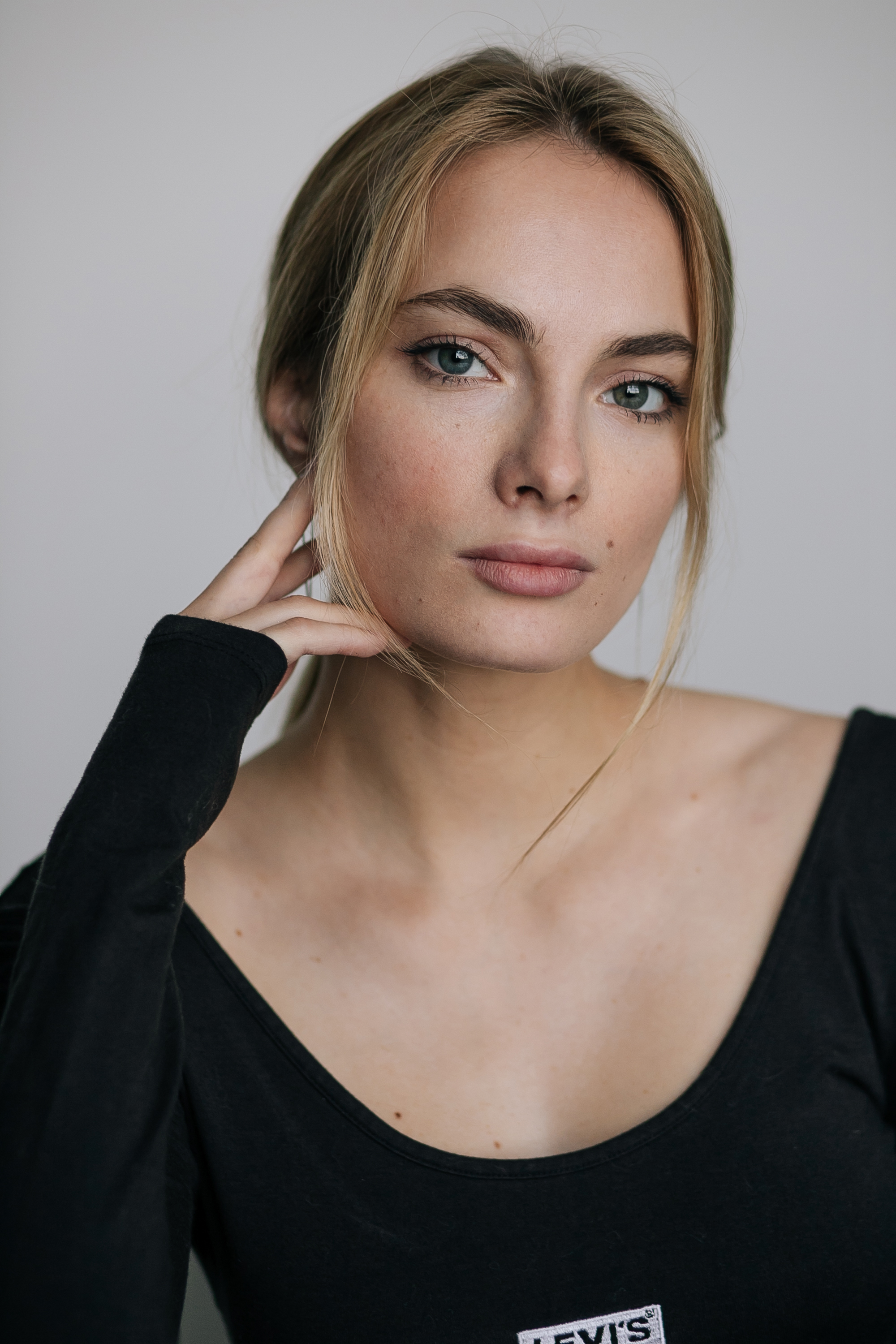 Yotoqxonada porno tomosha qiling Kokraklar va mushuklar uy qurilishi video