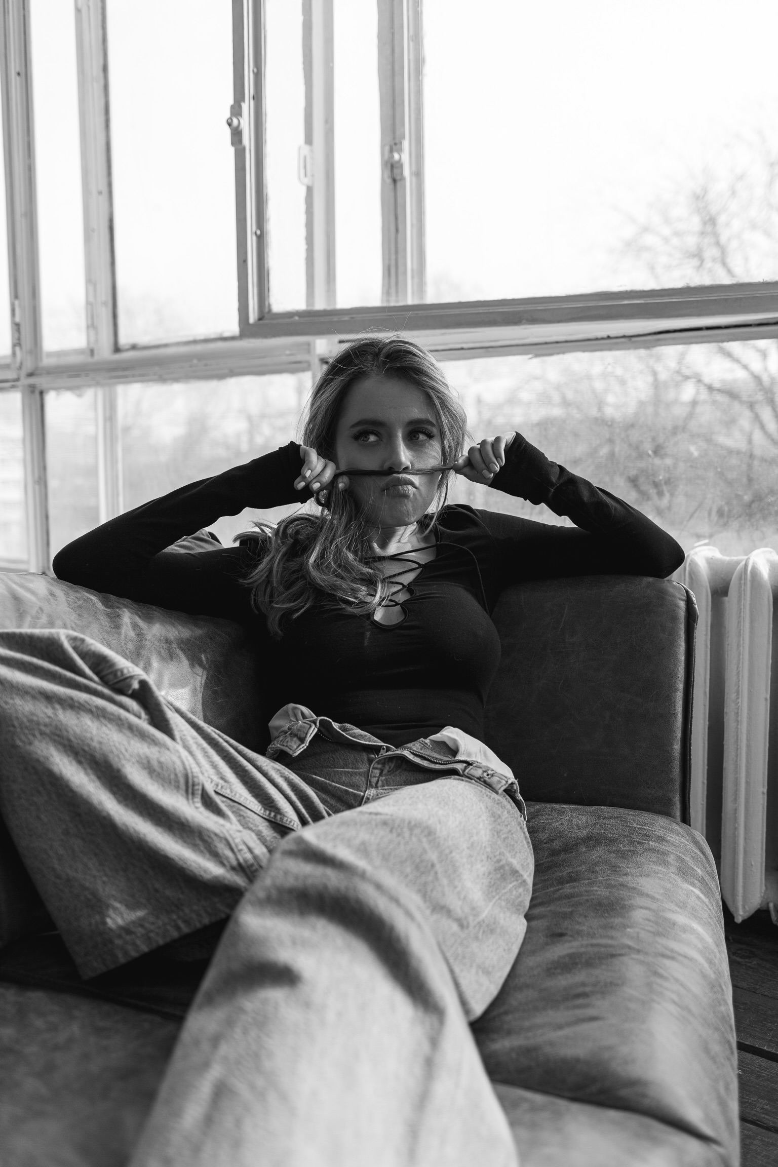 Porno qarzlar uchun becerdin xotini Qiz uning oshqozon ustida yotgan seks porno