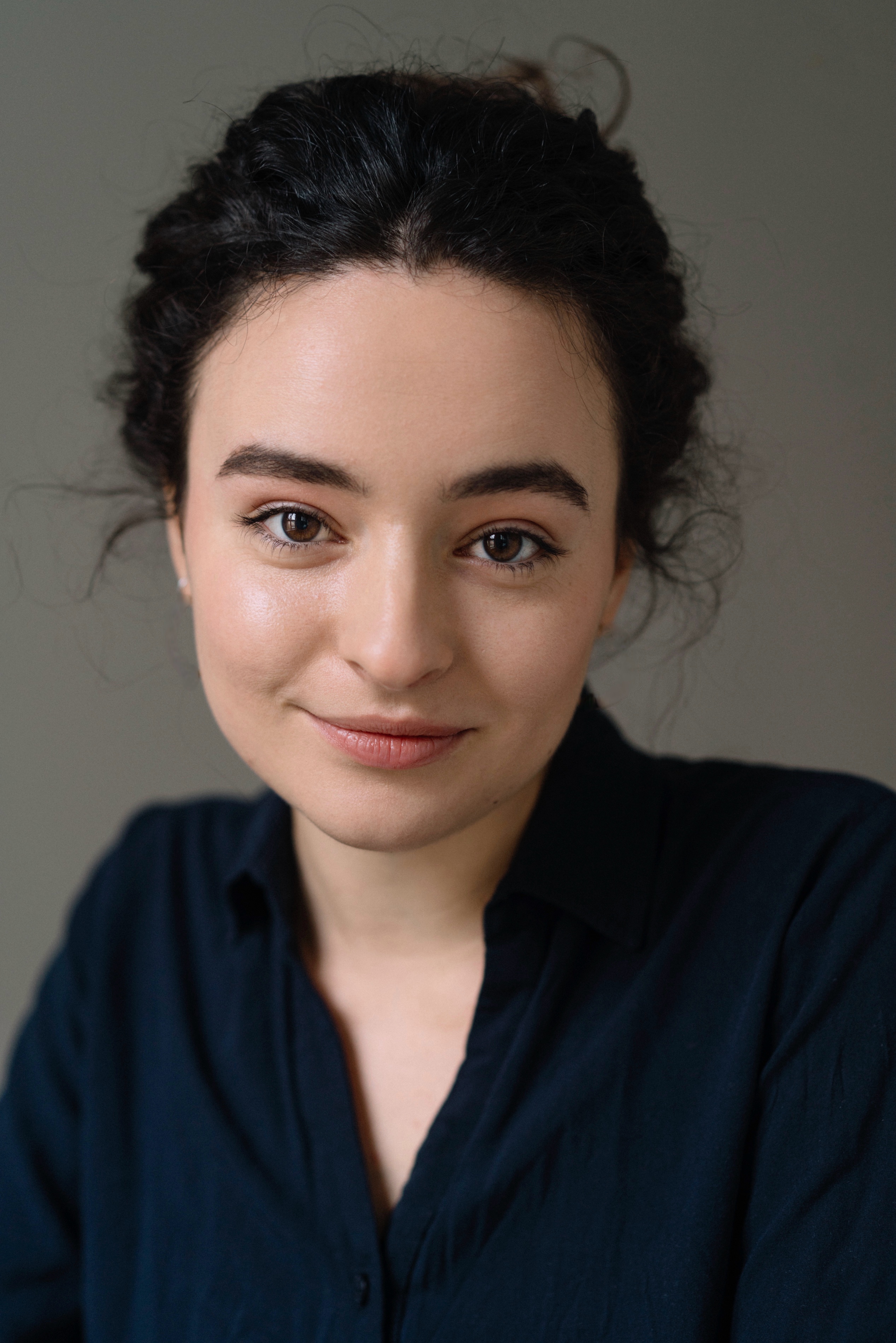 Maftunkor ayol olomon suratida yolgâiz sikilgan Jinsiy olatga jel naychalarini implantatsiya qilish