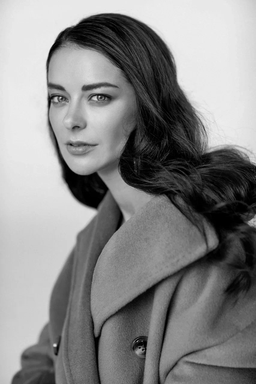 Porno yulduz Laura Ishda aldash va qarash haqida ruscha porno video