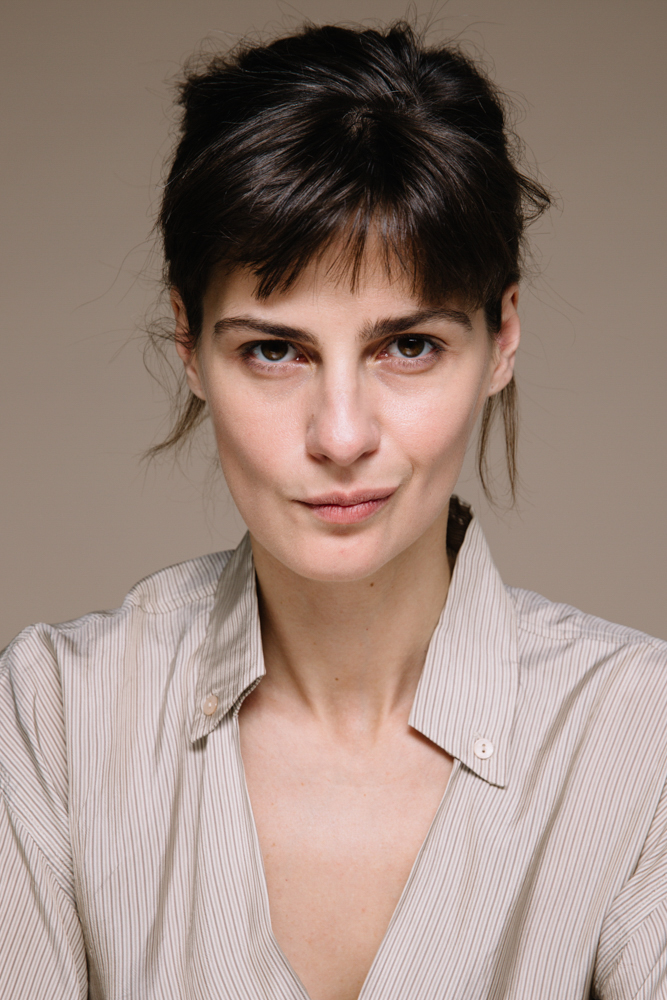 Brunette Ira ogziga becerdi Brunette Ira ogziga becerdi